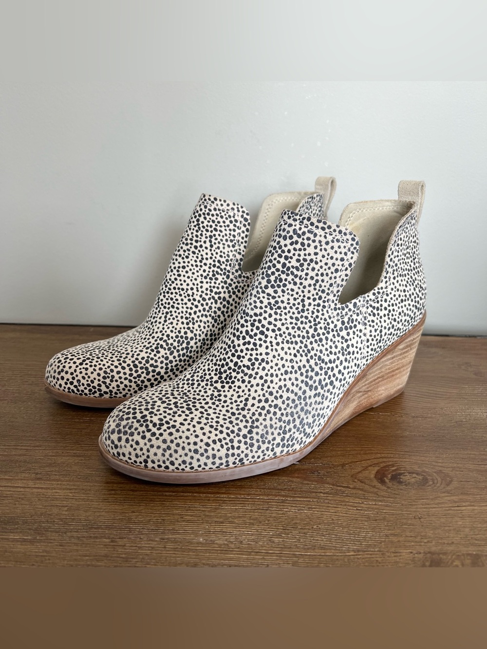 TOMS Kallie Cheetah Print Suede Wedge Boots Bootie Size 8.5